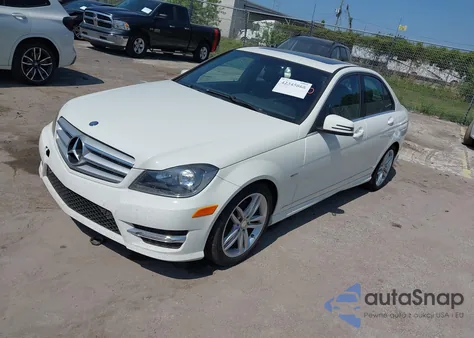 2012 Mercedes-Benz C 250 Luxury/Sport z USA, uszkodzony, nr VIN WDDGF4HB3CA602017